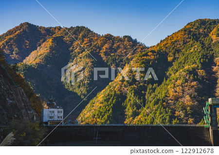 Scenery of Shin-Toyone Dam in Toyone Village surrounded by autumn leaves (Aichi Prefecture) 122912678