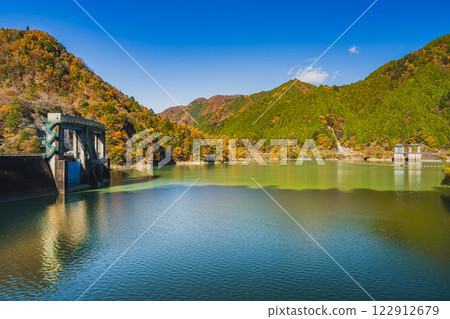 豐根村新豐根水壩的綠湖秋葉美景(愛知縣) 豐根村新豐根水壩的綠湖秋葉美景(愛知縣) 122912679