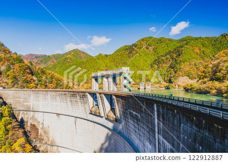 Scenery of Lake Midori surrounded by autumn leaves at Shin-Toyone Dam in Toyone Village (Aichi Prefecture) 122912887