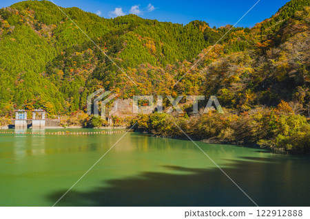 Scenery of Lake Midori surrounded by autumn leaves at Shin-Toyone Dam in Toyone Village (Aichi Prefecture) 122912888