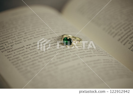 戒指盒中的蛋白石戒指 122912942