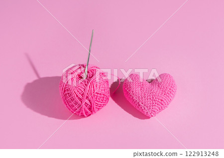 Crochet heart with ball of yarn  122913248