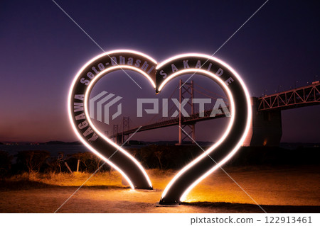 Arch-shaped monument celebrating the 35th anniversary of the opening of the Setouchi Ohashi Memorial Park Heart-shaped LED lighting Night view Arch-shaped monument celebrating the 35th anniversary of the opening of the Setouchi Ohashi Memorial Park Heart-shaped LED lighting Night view 122913461