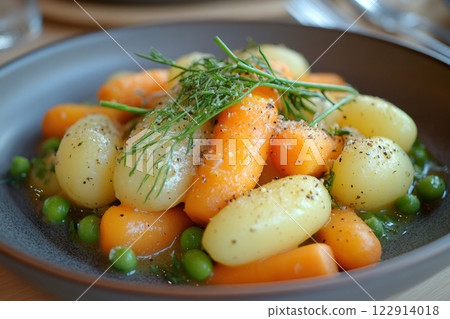 Steamed baby potatoes, carrots and peas seasoned with dill and black pepper 122914018