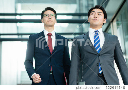 Businessmen working in an office [Filming cooperation: SKY Perfect Tokyo Media Center] 122914148