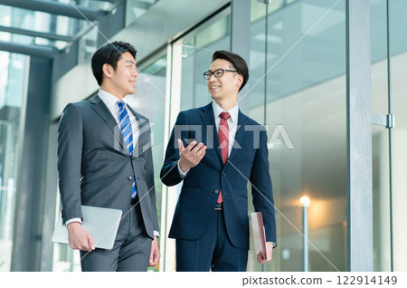 Businessmen working in an office [Filming cooperation: SKY Perfect Tokyo Media Center] 122914149