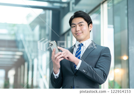 Businessmen working in an office [Filming cooperation: SKY Perfect Tokyo Media Center] 122914153