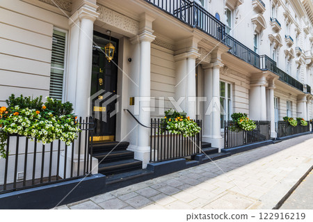 Elegant Georgian Townhouses in London with White Facade and Floral Decorations 122916219