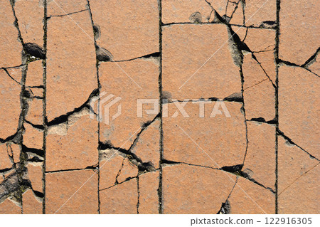 Cracked red bricks 122916305