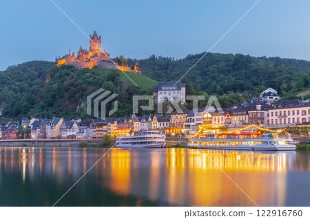 Picturesque sunset over the Mosel River and the town of Cochem, Germany 122916760