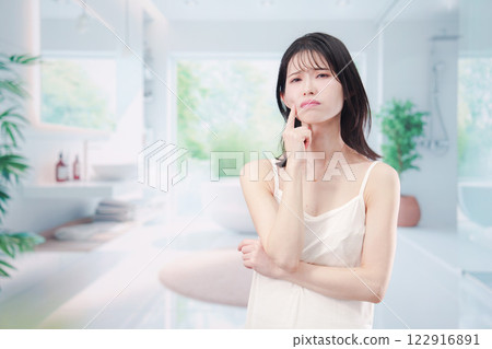 患有皮膚問題的年輕女性 122916891