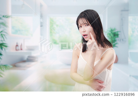 患有皮膚問題的年輕女性 患有皮膚問題的年輕女性 122916896