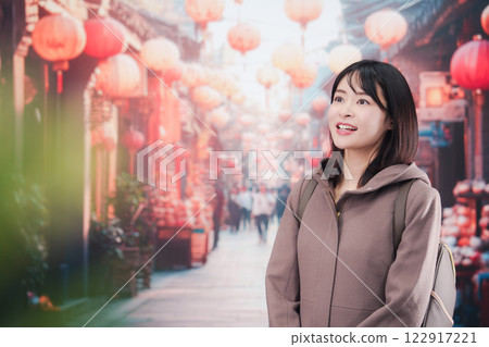 一個年輕女子獨自走在異國城市 122917221