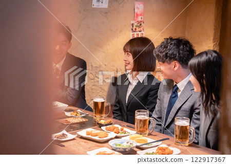Business people holding a welcome party for new employees at an izakaya 122917367