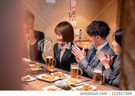 Business people holding a welcome party for new employees at an izakaya 122917369