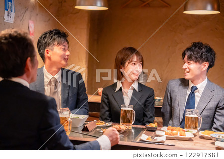 Business people holding a welcome party for new employees at an izakaya 122917381