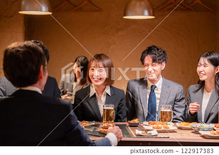 Business people holding a welcome party for new employees at an izakaya 122917383