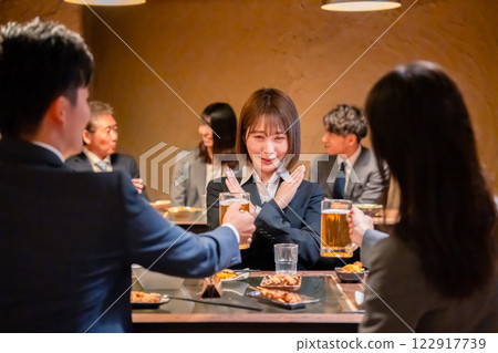 居酒屋的一名女員工拒絕了一位高級員工給她的酒 居酒屋的一名女員工拒絕了一位高級員工給她的酒 122917739