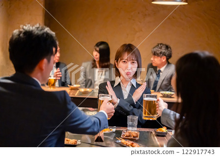 居酒屋的一名女員工拒絕了一位高級員工給她的酒 居酒屋的一名女員工拒絕了一位高級員工給她的酒 122917743