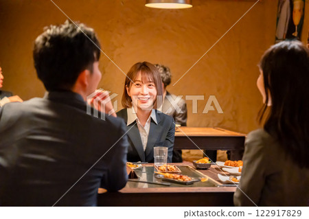 A fresh woman talking with a senior employee at an izakaya 122917829