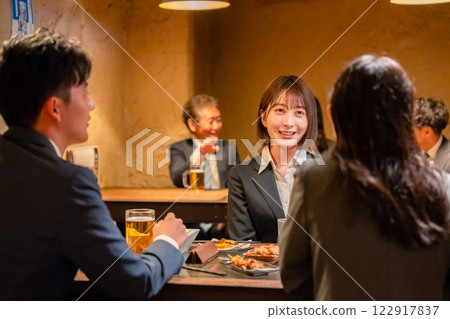 A fresh woman talking with a senior employee at an izakaya 122917837