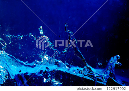 Water splashes on a dark blue background 122917902