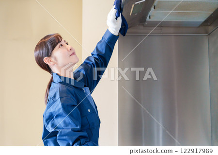 房屋清潔女工作人員 房屋清潔女工作人員 122917989