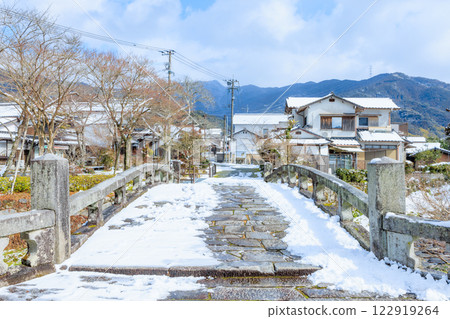 福岡縣朝倉市冬季白雪皚皚的秋月目鏡橋 福岡縣朝倉市冬季白雪皚皚的秋月目鏡橋 122919264