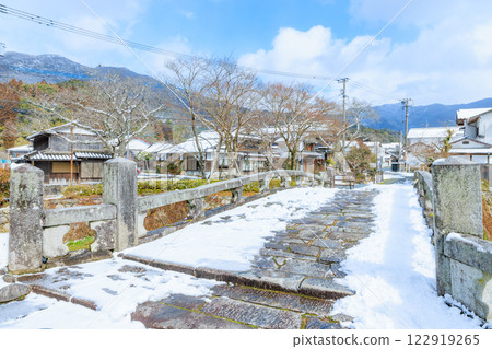 Akizuki Mekyou Bridge covered in snow in winter, Asakura City, Fukuoka Prefecture 122919265