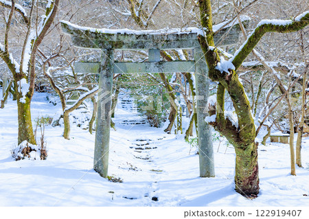 福岡縣朝倉市水湯神社被大雪覆蓋 122919407