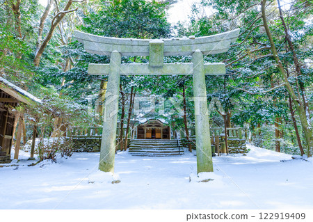 Snow-covered Suiyu Shrine in Asakura City, Fukuoka Prefecture 122919409