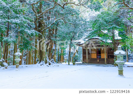 Snow-covered Suiyu Shrine in Asakura City, Fukuoka Prefecture Snow-covered Suiyu Shrine in Asakura City, Fukuoka Prefecture 122919416