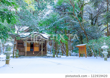 Snow-covered Suiyu Shrine in Asakura City, Fukuoka Prefecture Snow-covered Suiyu Shrine in Asakura City, Fukuoka Prefecture 122919420