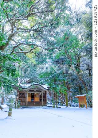 Snow-covered Suiyu Shrine in Asakura City, Fukuoka Prefecture Snow-covered Suiyu Shrine in Asakura City, Fukuoka Prefecture 122919425