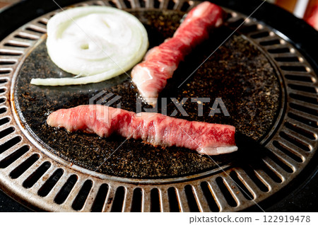 鐵板上的大理石紋牛肉 鐵板上的大理石紋牛肉 122919478