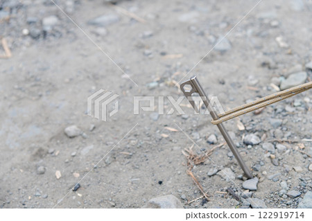 [在汽車露營地獨自露營，用釘子和拉繩] 122919714