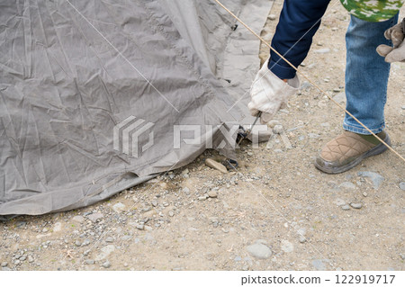 【在中津川河床自駕露營，拆下帳篷裙邊的釘子準備撤退】 122919717