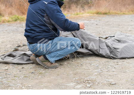 [Autocamping on the Nakatsugawa riverbed: packing up tents] 122919719