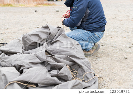[Autocamping on the Nakatsugawa riverbed: packing up tents] 122919721