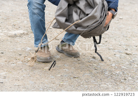 [Autocamping on the Nakatsugawa riverbed: packing up tents] 122919723