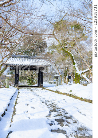 Snow-covered Akizuki Castle ruins, Kuromon Gate, Asakura City, Fukuoka Prefecture 122919731