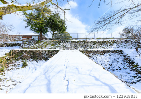 Snow-covered Akizuki Castle ruins in winter, Kawarazaka, Asakura City, Fukuoka Prefecture Snow-covered Akizuki Castle ruins in winter, Kawarazaka, Asakura City, Fukuoka Prefecture 122919815