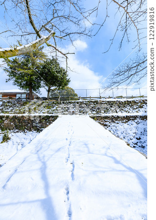 Snow-covered Akizuki Castle ruins in winter, Kawarazaka, Asakura City, Fukuoka Prefecture Snow-covered Akizuki Castle ruins in winter, Kawarazaka, Asakura City, Fukuoka Prefecture 122919816
