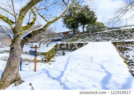 福岡縣朝倉市河原坂,冬季白雪皚皚的秋月城跡 福岡縣朝倉市河原坂,冬季白雪皚皚的秋月城跡 122919817