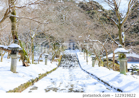 福岡縣朝倉市冬季白雪覆蓋的秋月城遺址 福岡縣朝倉市冬季白雪覆蓋的秋月城遺址 122919822