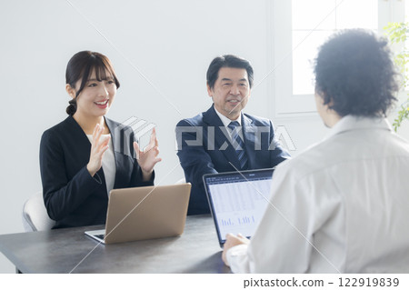Business woman to meet Business woman to meet 122919839