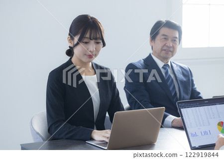 見面的女商人 見面的女商人 122919844