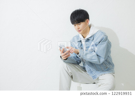 一個操作智能手機的人 一個操作智能手機的人 122919931