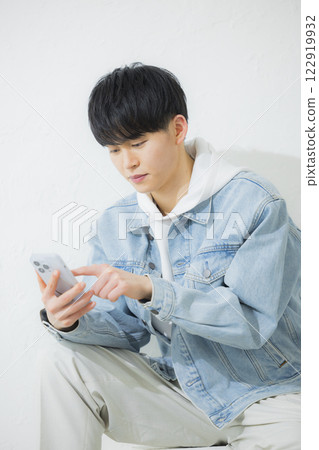 一個操作智能手機的人 122919932