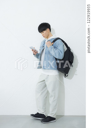 一個操作智能手機的人 122919935